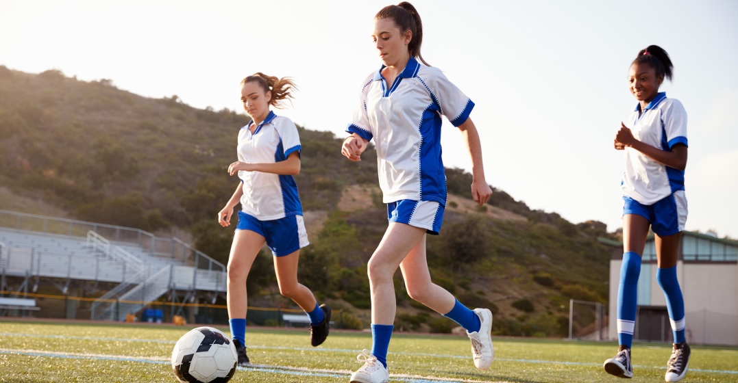 卫报：前加拿大女足教练因性侵球员被判监禁，出狱后没有被禁足